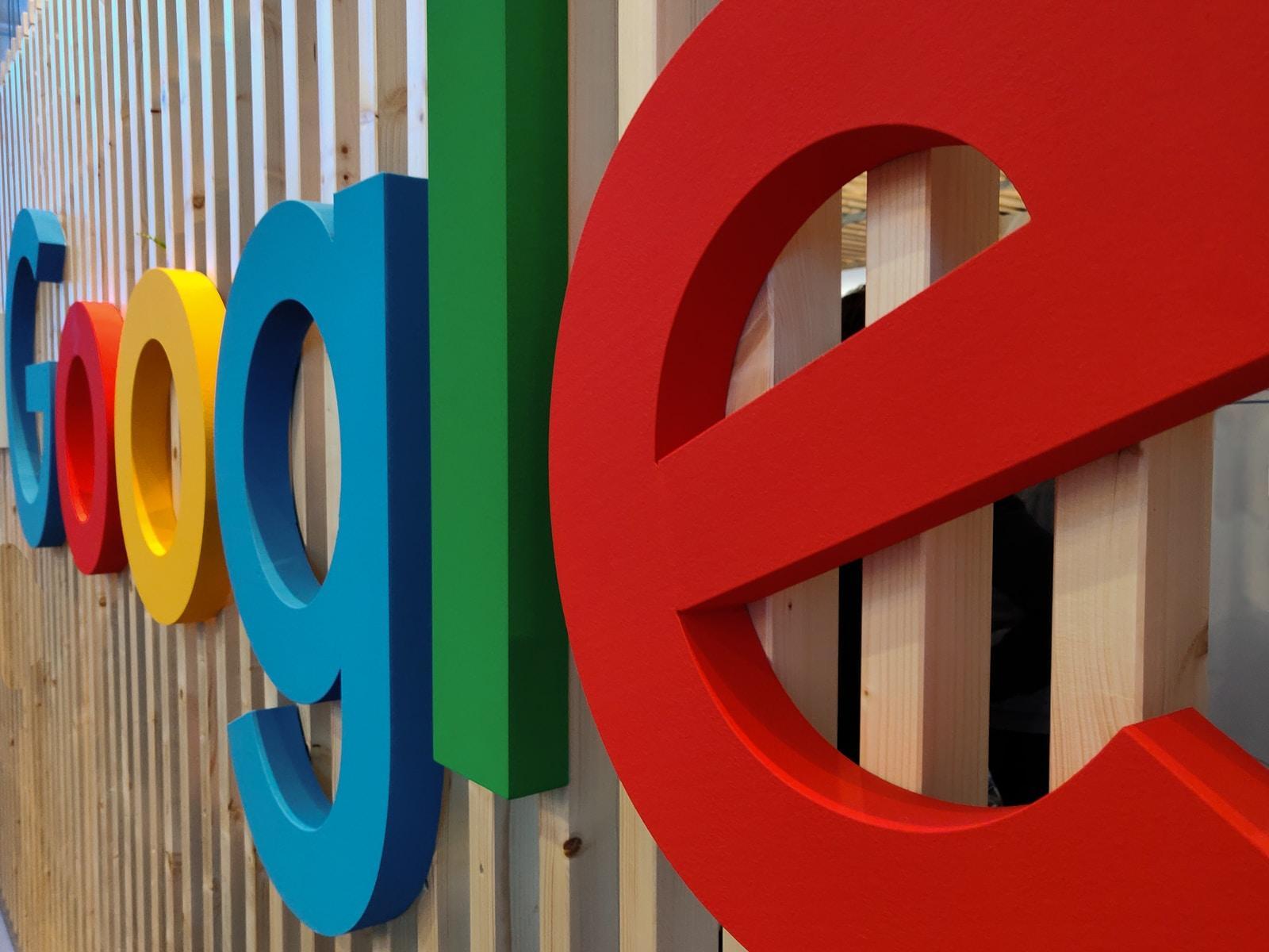 Google logo schräg